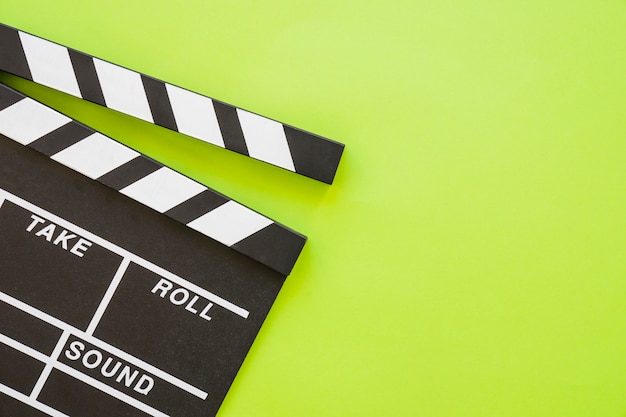 Clapperboard op groene achtergrond