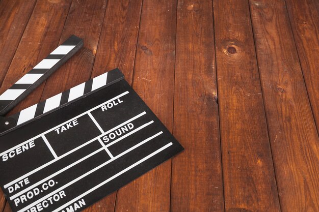 Clapperboard op houten achtergrond