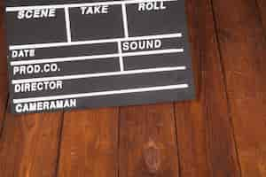 Gratis foto clapperboard op houten tafelblad