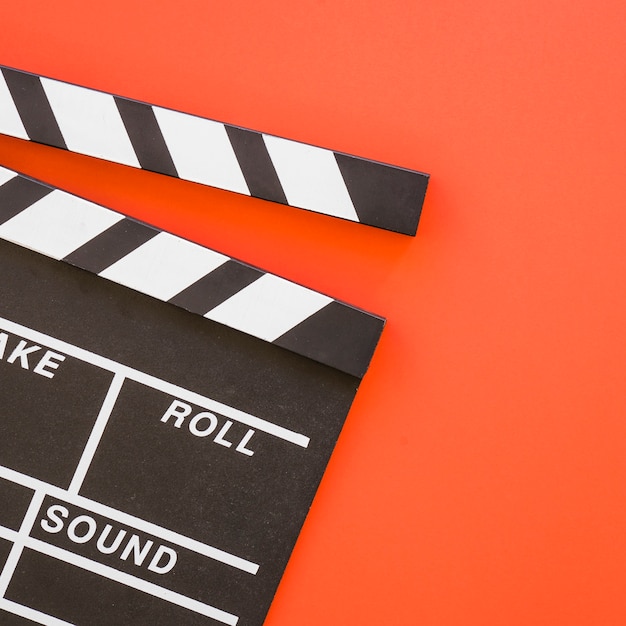 Gratis foto clapperboard op rode achtergrond