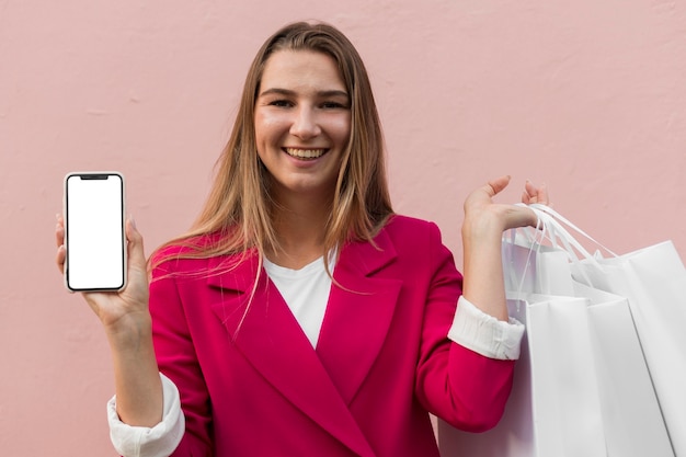 Client mode kleding dragen en mobiele telefoon vooraanzicht te houden