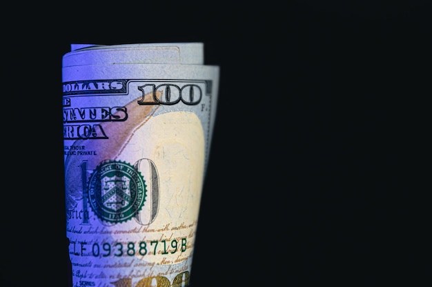 Close-up Amerikaanse dollarbiljetten op een zwarte achtergrond kopieerruimte