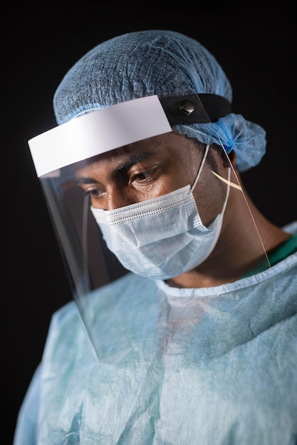 Close-up arts met beschermende uitrusting