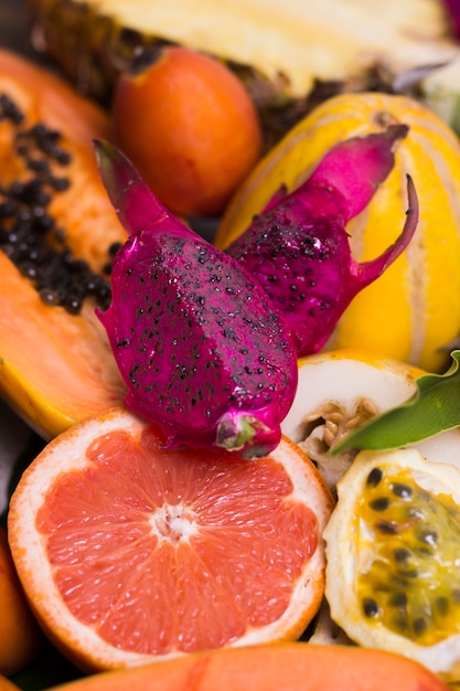 Gratis foto close-up assortiment van biologisch fruit