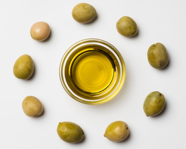 Close-up assortiment van olijfolie en olie