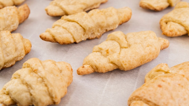 Close-up assortiment van zelfgemaakte croissants