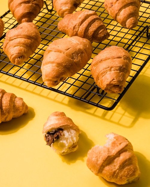 Gratis foto close-up assortiment van zelfgemaakte croissants