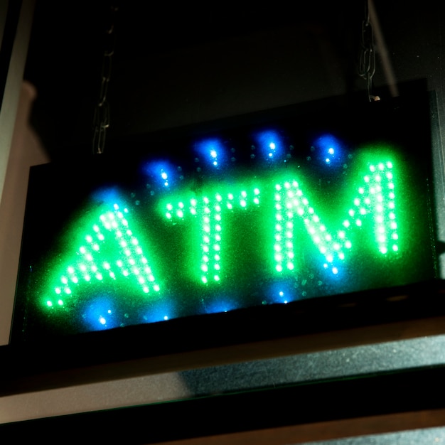 Close-up atm-teken in neonlichten