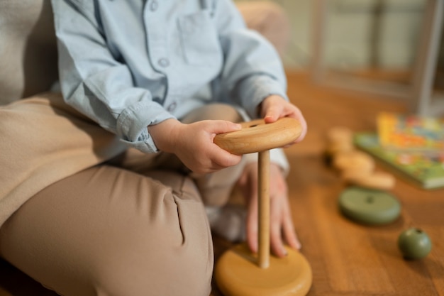 Close-up baby spelen met speelgoed