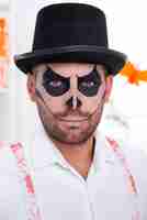 Gratis foto close-up bebaarde man met halloween hoed