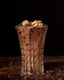 Close-up beeld van chocolade milkshake met walnoten