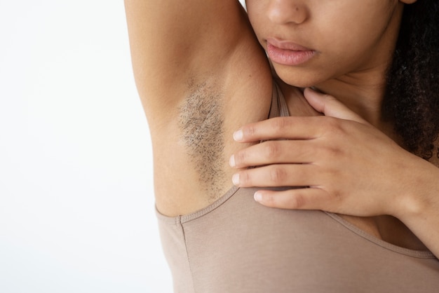 Gratis foto close-up beeld van een vrouw die haar oksel laat zien