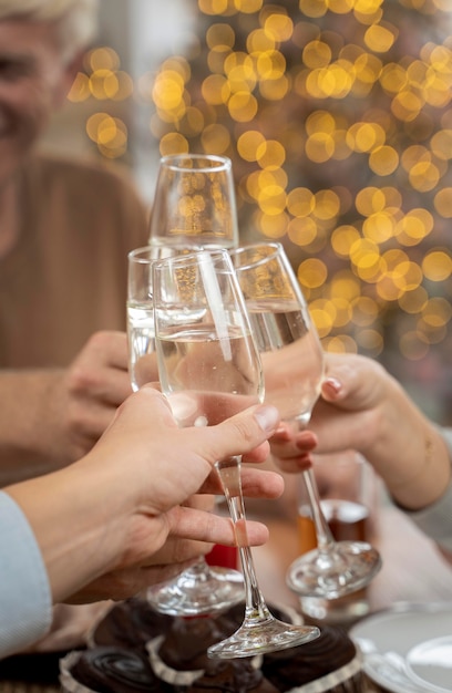 Close-up beeld van familie juichen met champagne