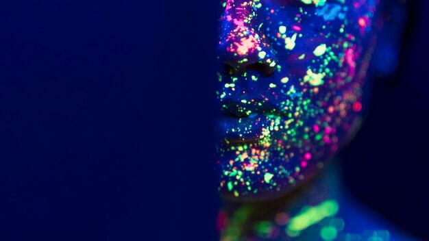 Close-up beeld van fluorescerende make-up op persoon gezicht