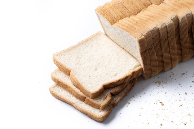 Close-up beeld van gesneden brood brood geïsoleerd op een witte achtergrond