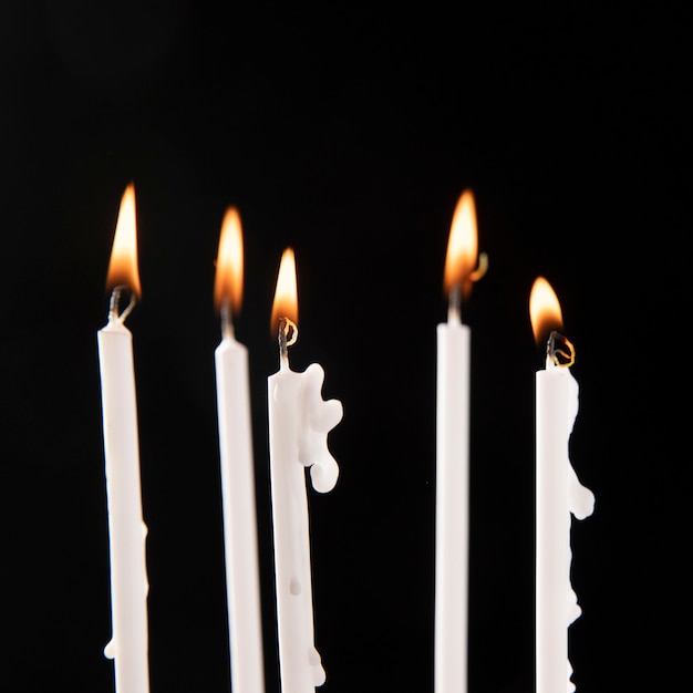 Close-up beeld van kaarsen met vlamregeling
