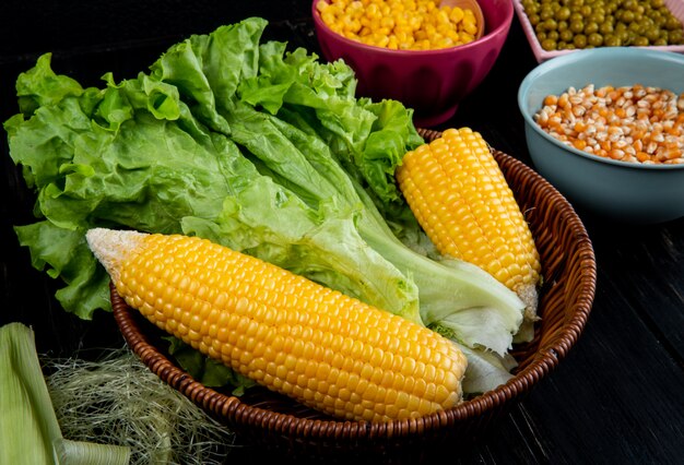 Close-up beeld van mand met gekookte en ongekookte likdoorns met maïs schelp en zijde maïs zaden