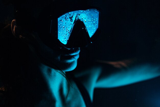 Close-up beeld van mooie vrouw in zwembad water zwemmen masker dragen