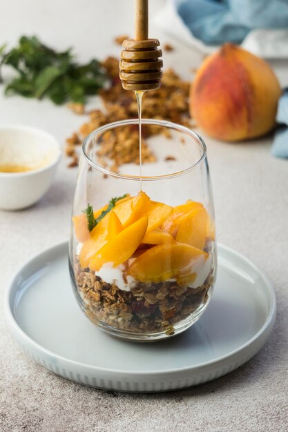 Close-up beeld van muesli met perziken in glas