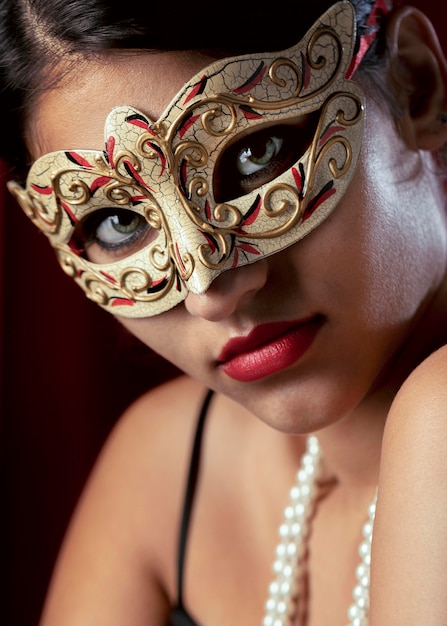 Gratis foto close-up beeld van mysterieuze vrouw met carnaval masker