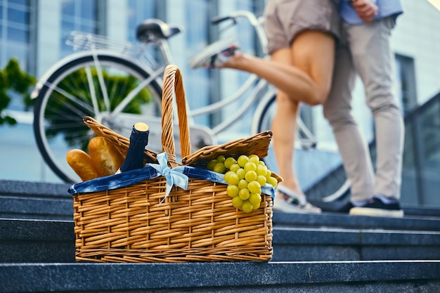 Close-up beeld van picknickmand vol fruit, brood en wijn.