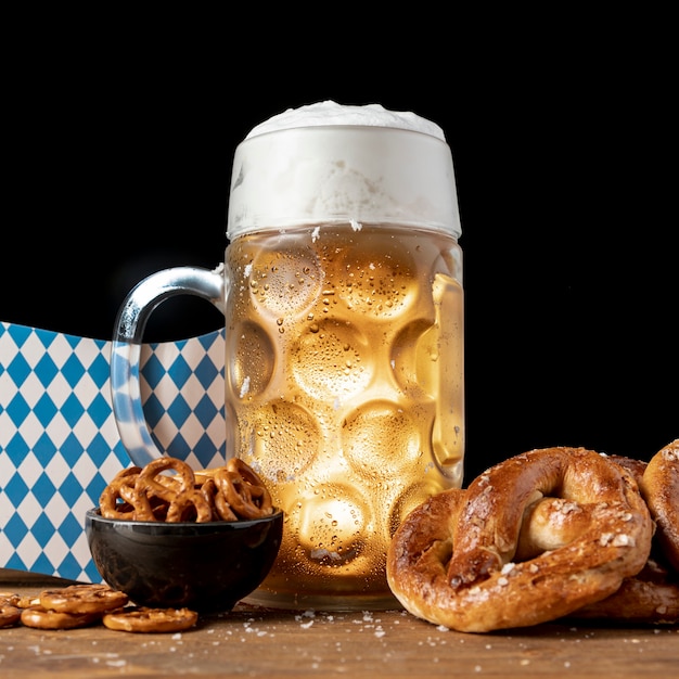 Close-up Beierse drank en snacks op een lijst