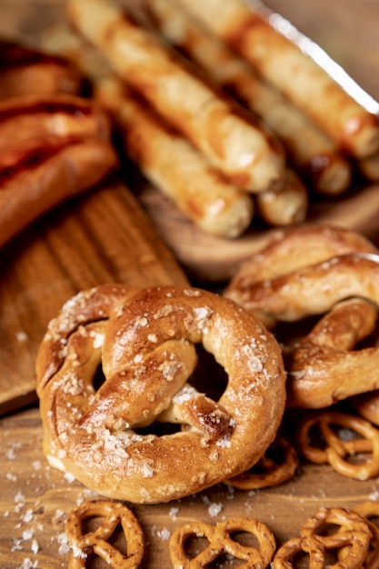 Close-up Beierse snacks op een lijst