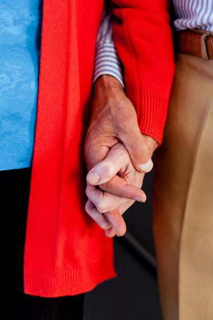 Close-up bejaarde echtpaar hand in hand
