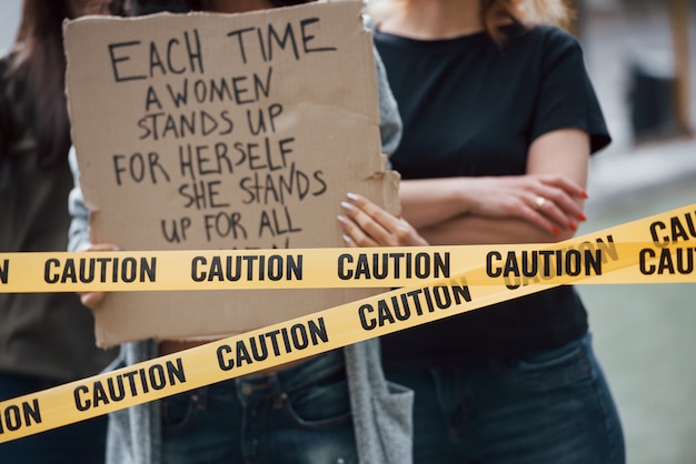 Close-up bekijken. Een groep feministische vrouwen protesteert buitenshuis voor hun rechten