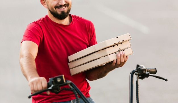 Close-up bezorger op motorfiets