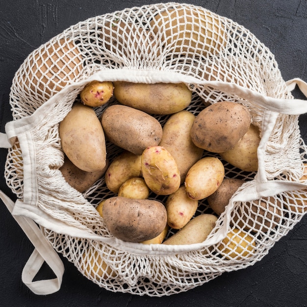 Gratis foto close-up biologische aardappelen in zak