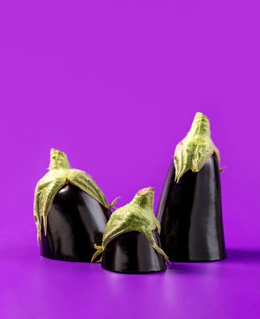 Gratis foto close-up biologische aubergine op tafel