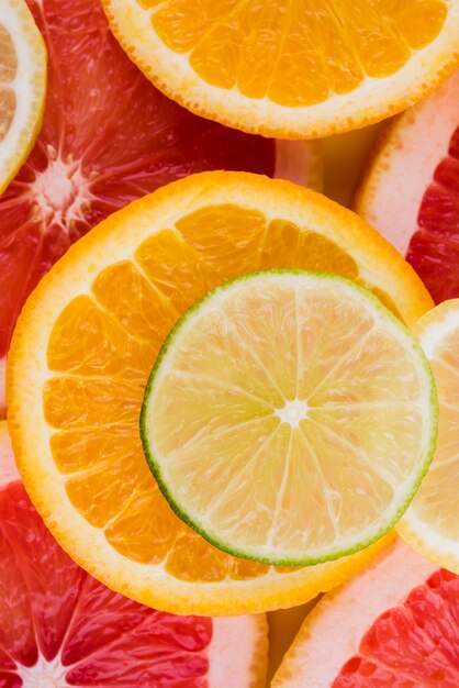 Close-up biologische sinaasappel en limoen segmenten