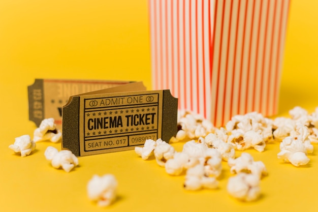 Close-up bioscoopkaartjes en popcorn