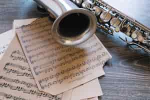 Gratis foto close-up bladmuziek en saxohone