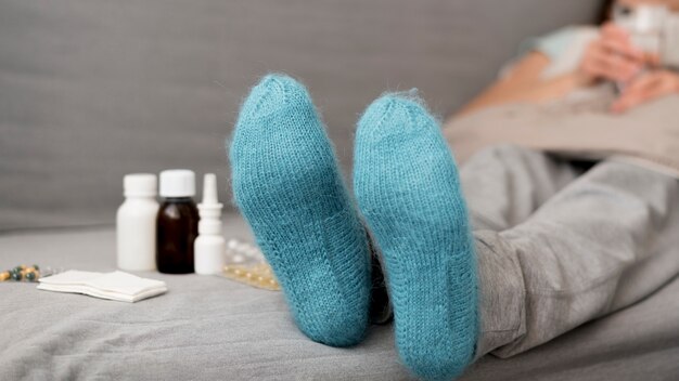 Close-up blauwe sokken en wazig vrouw