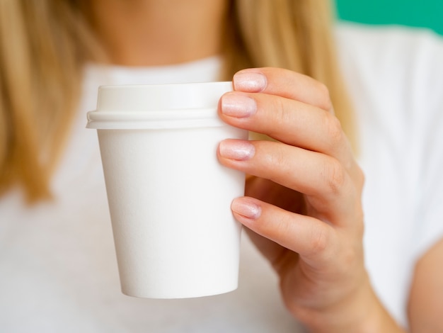 Close-up blondevrouw met kop van koffie