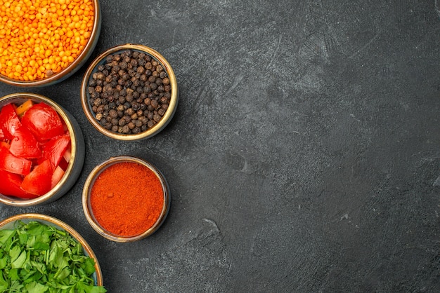 Close-up bovenaanzicht linzen kommen linzen kruiden tomaten kruiden zwarte peper