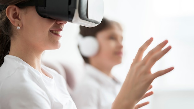 Close-up broers en zussen die virtual reality headset proberen