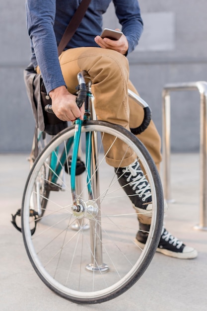 Gratis foto close-up casual man zijn fiets beveiligen