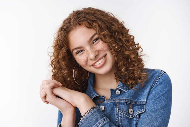 Close-up charmante blozende schattige jonge roodharige vrouw tilt hoofd zachtjes glimlachend