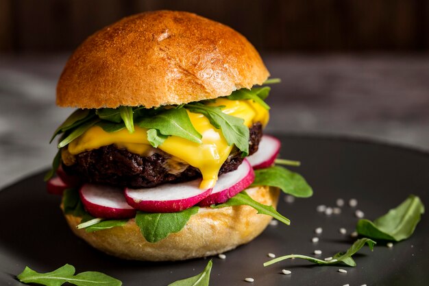 Close-up cheeseburger aan boord