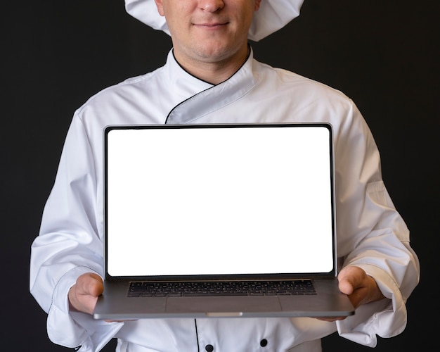 Close-up chef-kok met laptop