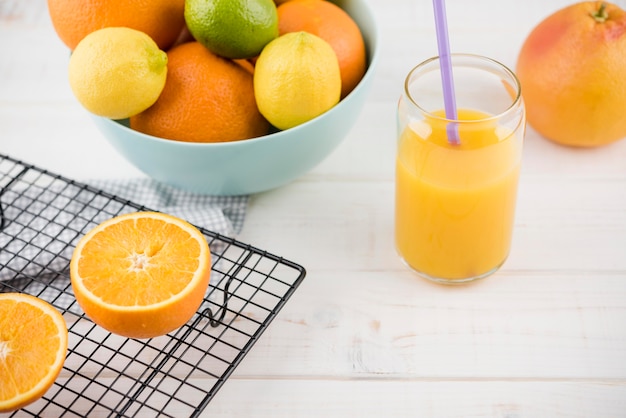 Close-up collectie van biologisch fruit op tafel