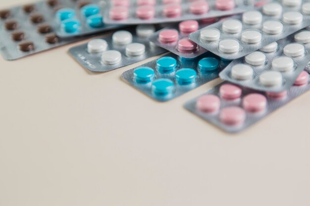 Close-up collectie van tabletten op tafel