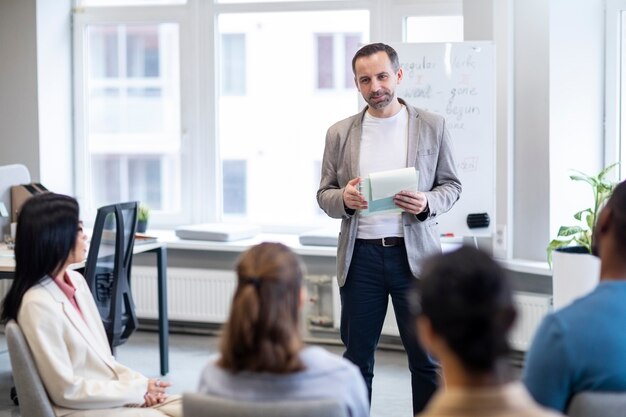 Close-up collega's leren op het werk