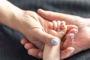 Gratis foto close-up de handen van de baby moeder en grootmoeder