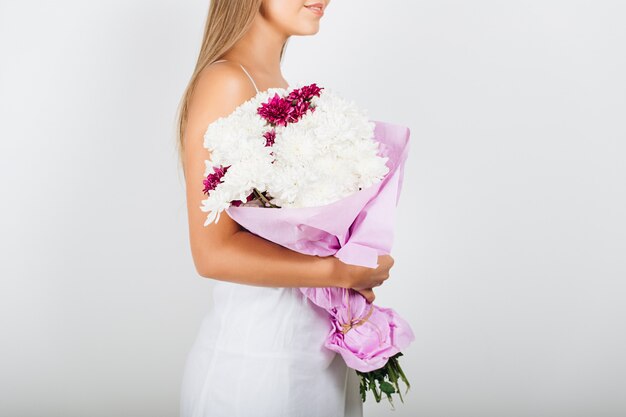 Close-up delicate vrouw handen met bos bloemen