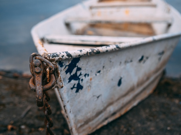 Close-up die van een oude geroeste boot is ontsproten