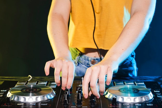 Close-up DJ mixer bedieningspaneel